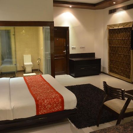 Hotel Klg International Zirakpur Екстериор снимка