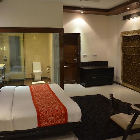 Hotel Klg International Zirakpur Екстериор снимка