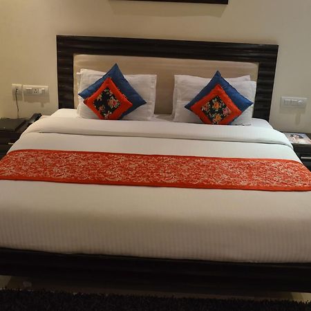 Hotel Klg International Zirakpur Екстериор снимка