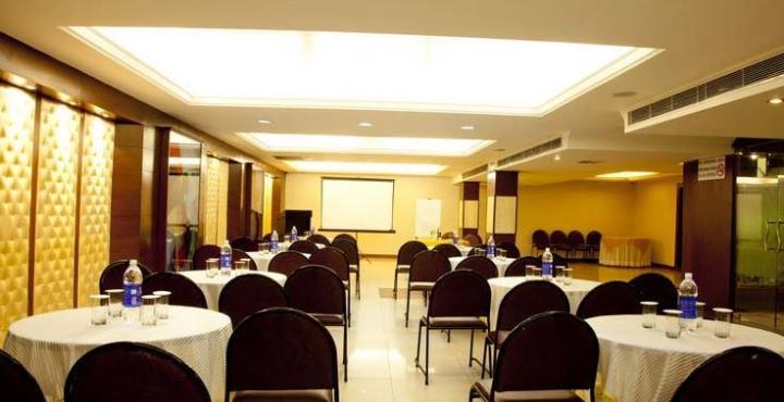 Hotel Klg International Zirakpur Екстериор снимка