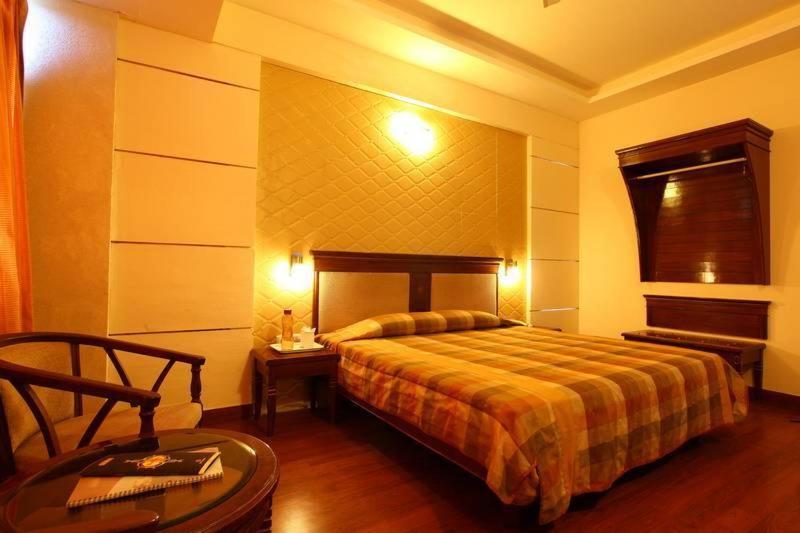 Hotel Klg International Zirakpur Екстериор снимка