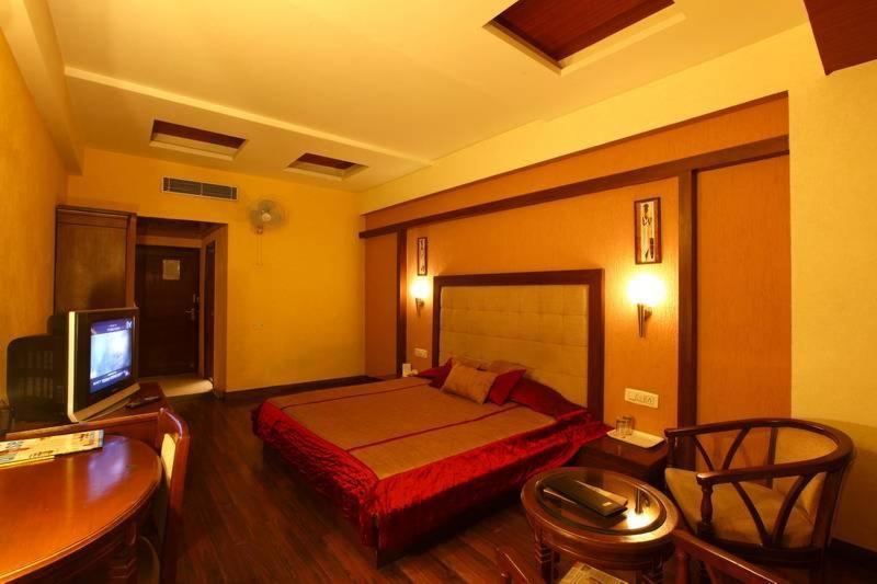 Hotel Klg International Zirakpur Екстериор снимка