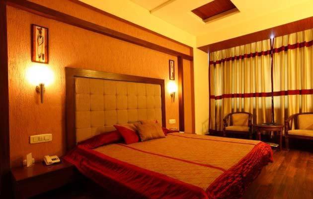 Hotel Klg International Zirakpur Екстериор снимка