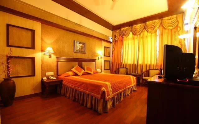 Hotel Klg International Zirakpur Екстериор снимка