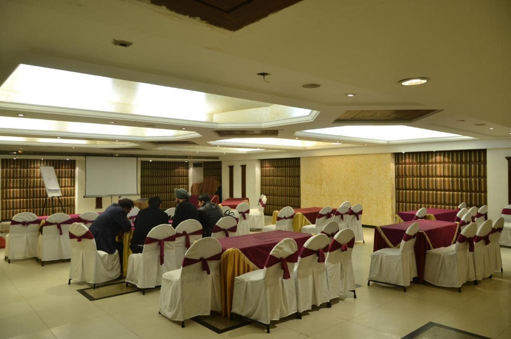 Hotel Klg International Zirakpur Екстериор снимка