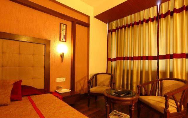 Hotel Klg International Zirakpur Екстериор снимка