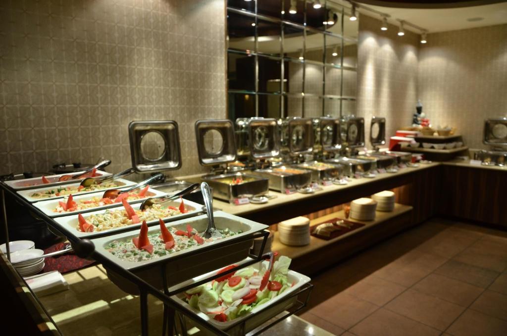 Hotel Klg International Zirakpur Екстериор снимка