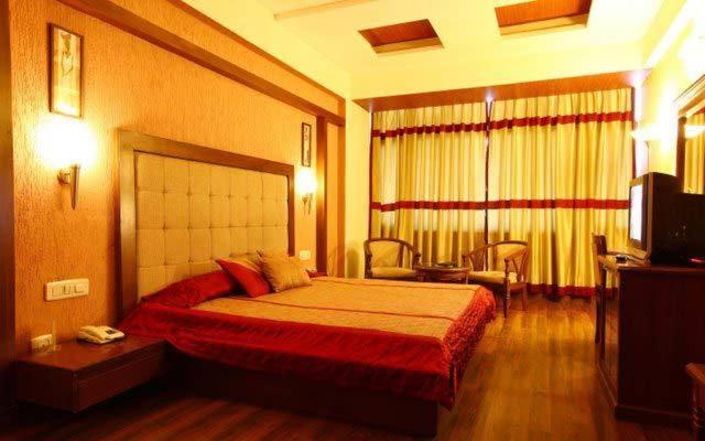 Hotel Klg International Zirakpur Екстериор снимка