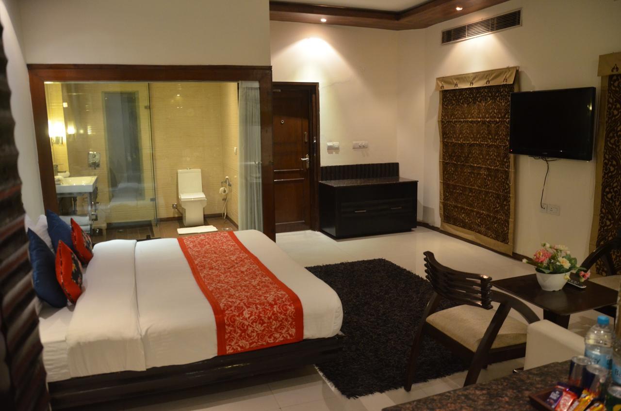 Hotel Klg International Zirakpur Екстериор снимка