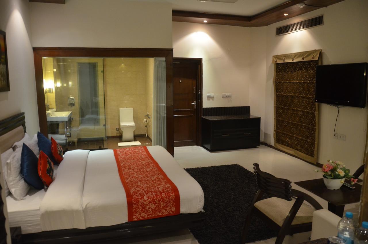 Hotel Klg International Zirakpur Екстериор снимка