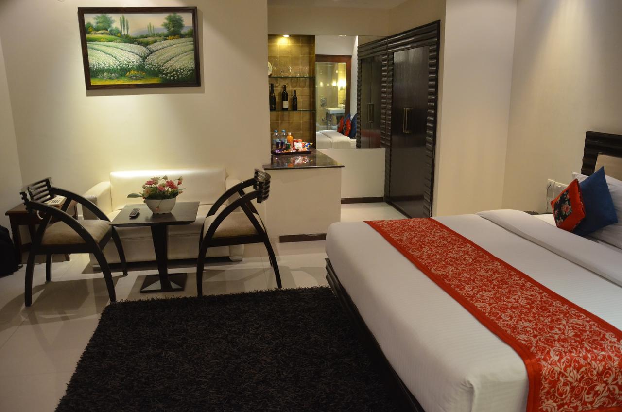 Hotel Klg International Zirakpur Екстериор снимка