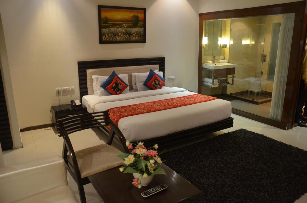 Hotel Klg International Zirakpur Екстериор снимка