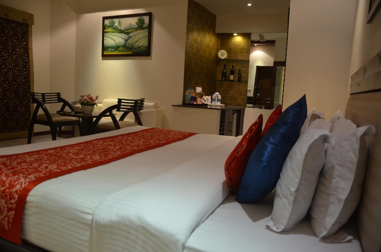 Hotel Klg International Zirakpur Екстериор снимка