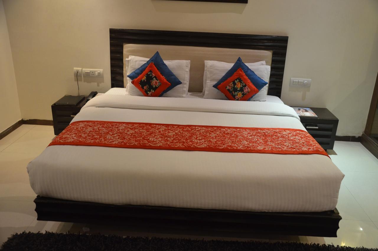 Hotel Klg International Zirakpur Екстериор снимка