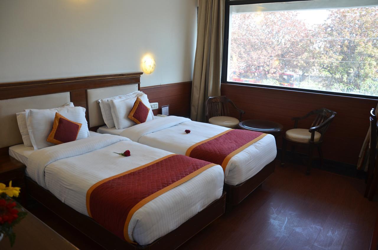 Hotel Klg International Zirakpur Екстериор снимка