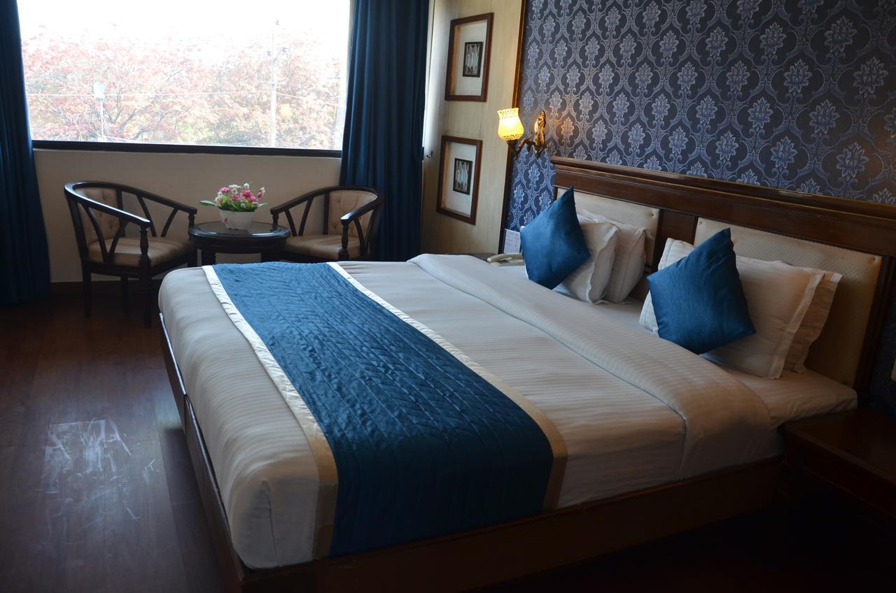 Hotel Klg International Zirakpur Екстериор снимка