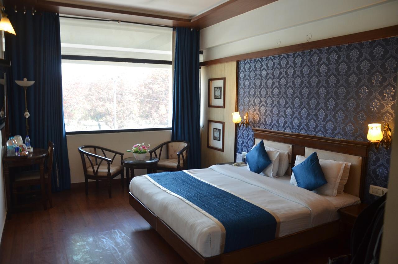 Hotel Klg International Zirakpur Екстериор снимка